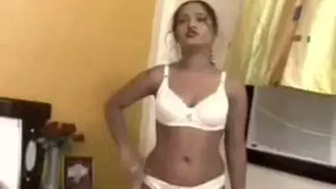 Xxxwoc - Bitch 2020 Unrated 720p Hevc Hdrip Nuefliks Hindi Short Film indian tube sex